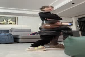 极品骚妈，在儿子面前被老公操  背景图片