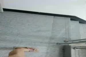 跟乖女儿楼道的一天，有人细细碎碎说话，好害怕被发现！男：舒服吗，舒不舒服。女：啊啊啊啊啊嗯舒服。  背景图片