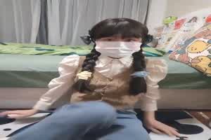 刚成年的05后学生妹，为200块钱拍自慰  背景图片