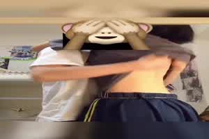 【兄妹乱伦】第一次真的会秒射吗？哥哥：你胸长好大，这口活换别人就秒射了。妹妹：你第一次不就秒射吗？  背景图片