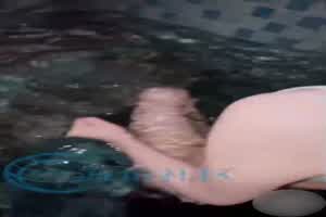 【真实兄妹乱伦】度假村泳池强上了妹妹，慢慢摸她居然不反抗，直接暴力无套内射她，一堆精液都从小穴流出来  背景图片