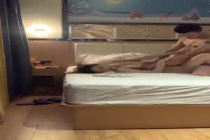 自购推特约炮大神-约了一个刚下班微醺的妹子，侧颜真的特别美，身材也很完美，被操的胸一直在跳动  背景图片