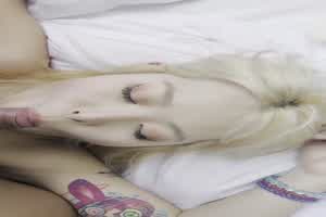 苗条金发少女无毛抽插  背景图片