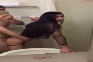 网曝门 河南郭朝丹浴室门视频  背景图片