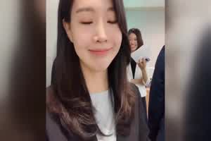 韩银行高管 气质女神出轨总裁，床上太骚了  背景图片