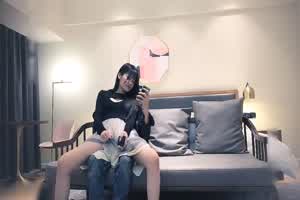 【午夜探花】非常骚气妹子啪啪，伸入内裤摸逼舔奶调情大黑牛玩弄猛操  背景图片