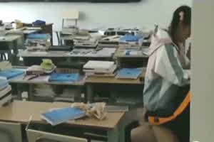 网曝门事件 偷窥初中同学在教室啪啪  背景图片