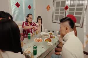 新春贺岁特辑_《家族团员年夜饭》EP1_新年乱伦母女丼_苏畅_艾鲤_夏晴子_李蓉蓉  背景图片