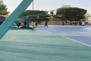 正妹球场脱衣加油，还是来帮倒忙的？看的大家整个懵掉了  背景图片