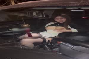 【史上最骚反差】第六期户外车里自慰，足交，口交，骑乘后入，这么亮的路边做爱突然来车，还没射就停了  背景图片