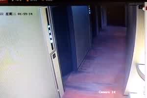 门事件 监视器拍到情侣挑战刺激做爱做到酒店走廊才发现糗了  背景图片