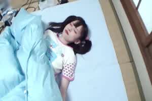 极品萝莉，被大叔下药扒开内裤 各种道具玩弄嫩穴 插了两次才内射  背景图片