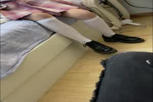 垃圾大叔迷奸下药女学生  背景图片