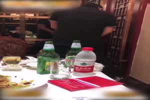 门事件 反差婊美少妇吃顿饭就和同桌大哥干起来了？这才是真正的包厢文化  背景图片