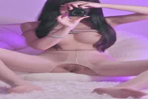 对镜自拍嫩屄少女掰开肥美骚屄展示真骚  背景图片