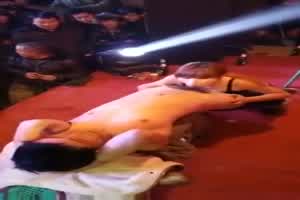 门事件 谁说农村不开放 现场表演口交秀  背景图片