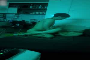 约炮94年骚气十足的美容院老板娘  背景图片