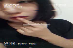 短发美少女尝试情色抖音  背景图片