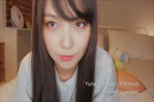 动漫宅女运动鞋居家自慰，对着电视机骑乘  背景图片