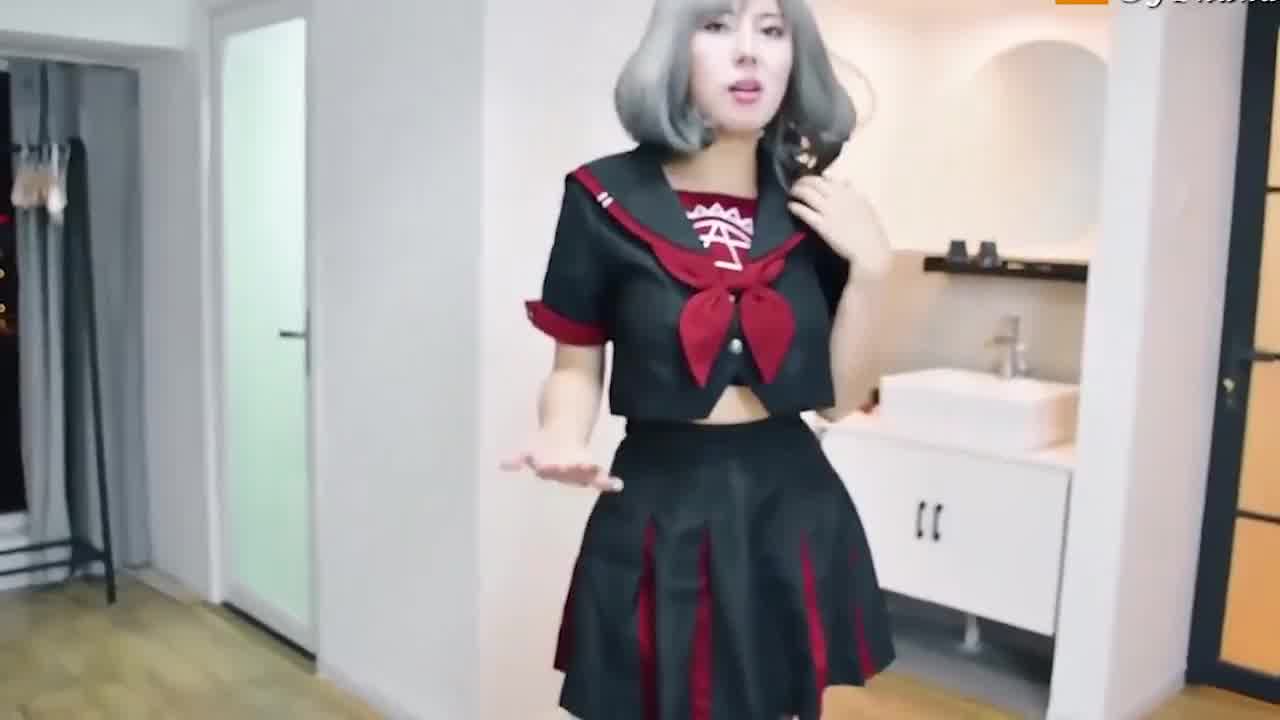  p站网红jpnanababy玩cosplay替胖哥哥口活，喝了满口的豆浆 的剧照3