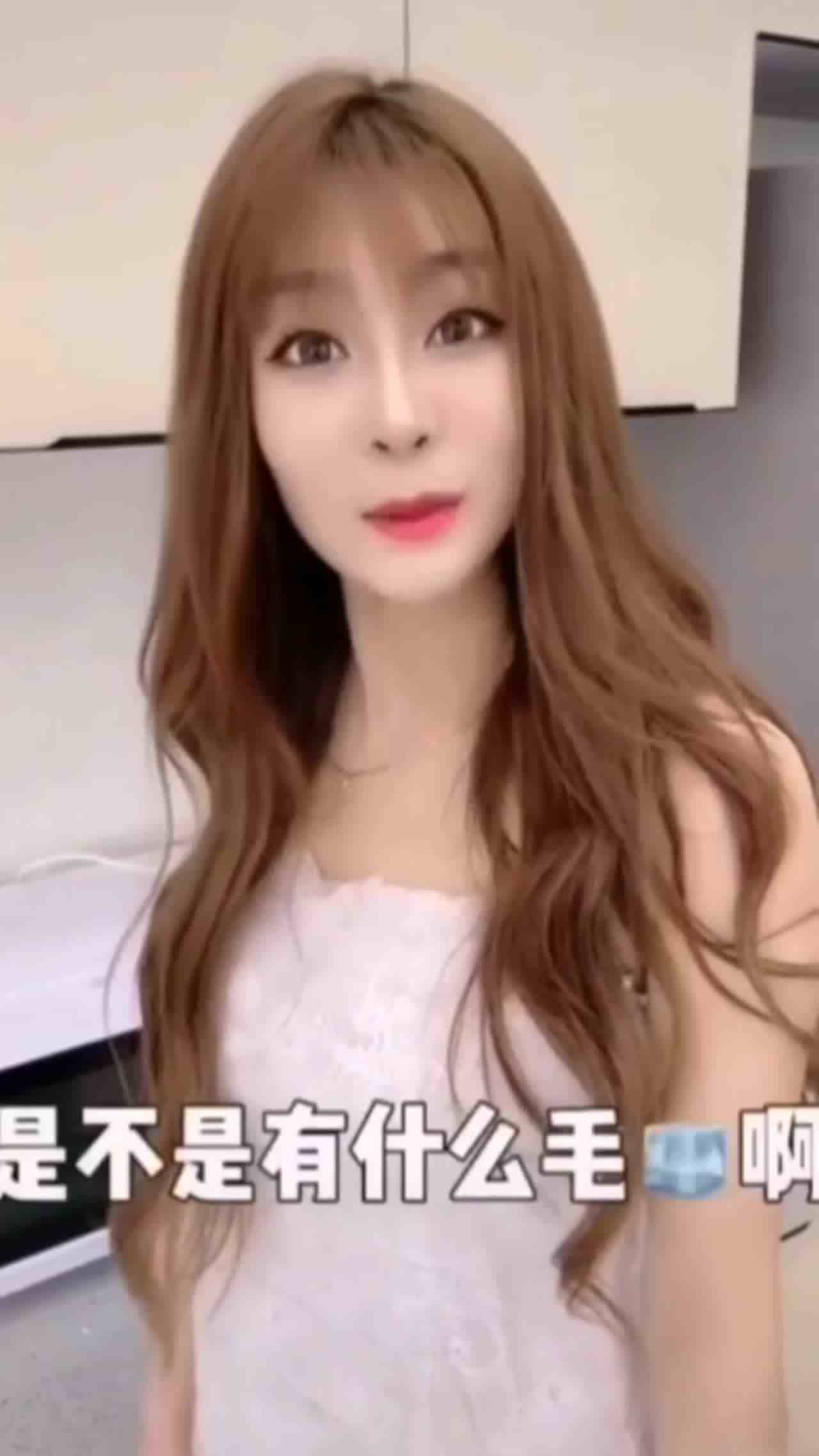  儿子给妈妈看小黄片，把妈妈给上了 的剧照1