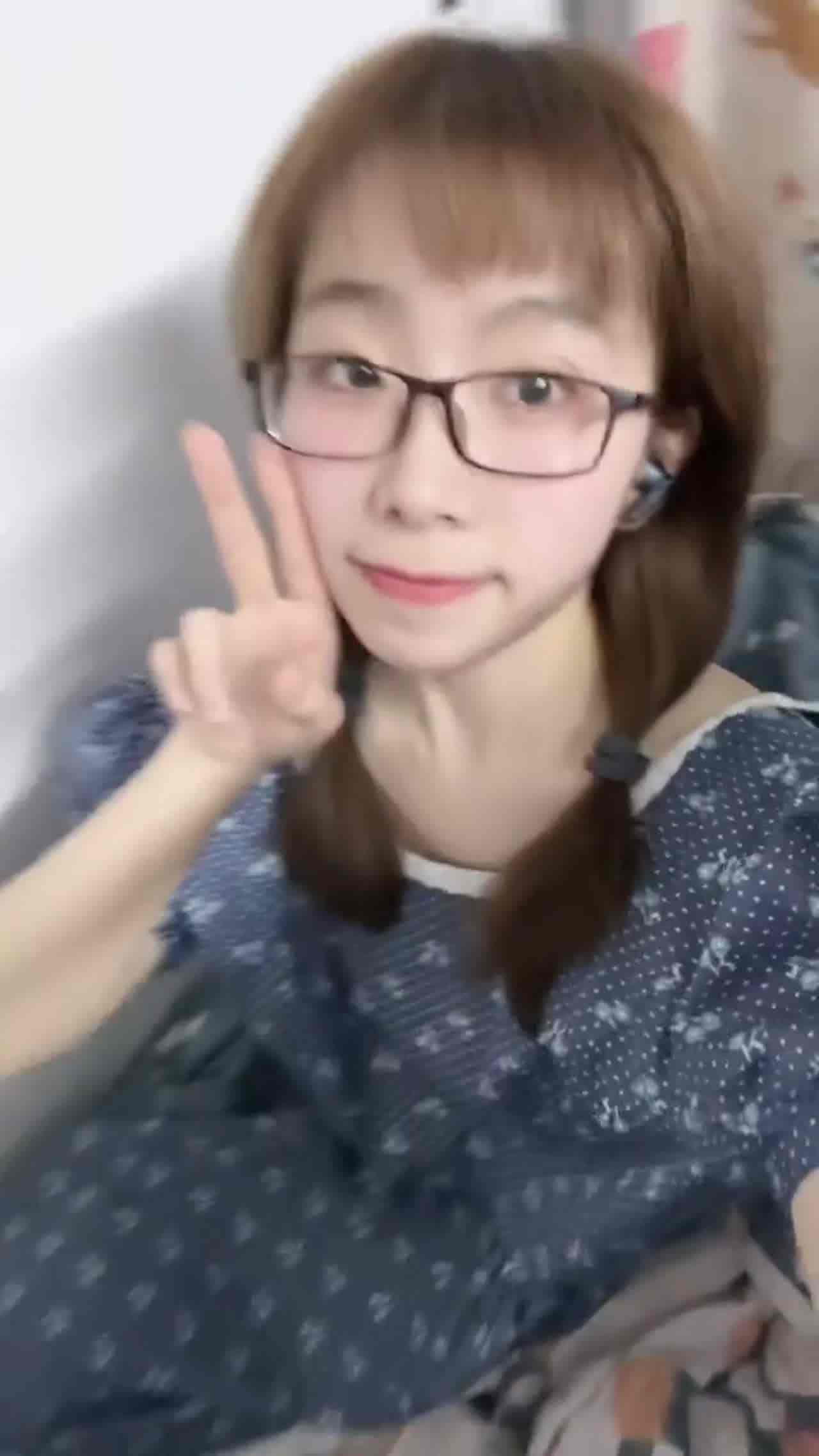  长相清纯的素颜妹子做着淫荡姿势自慰 的剧照9