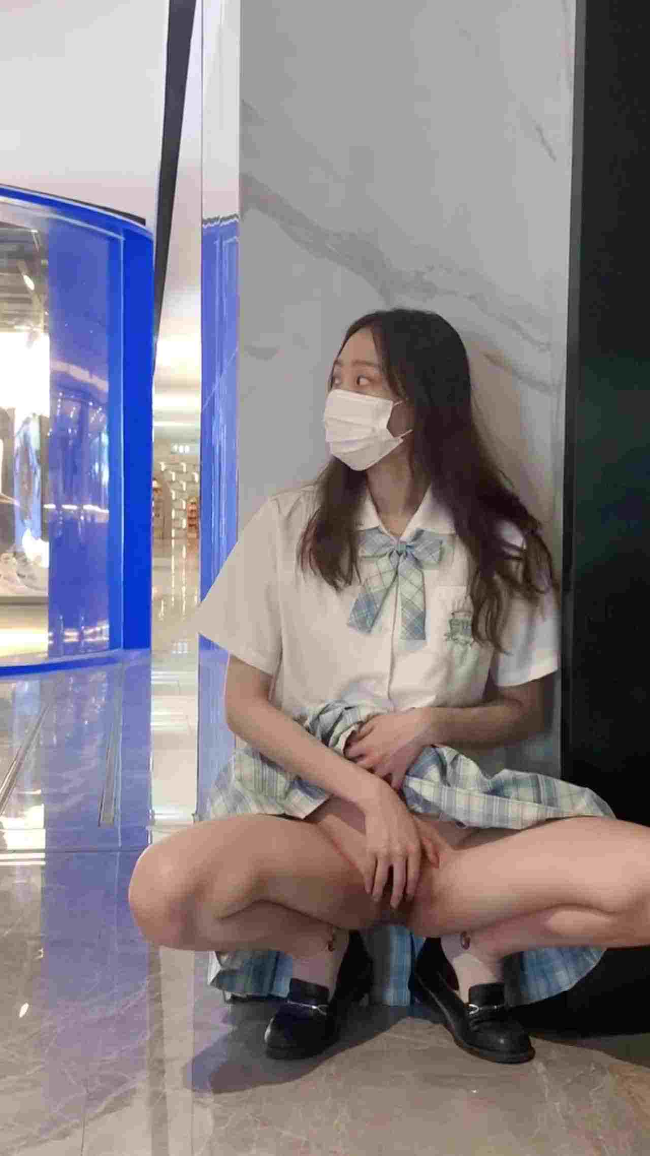  网红人妻一口一个湘湘子 - 商场露出小毛逼 的剧照4