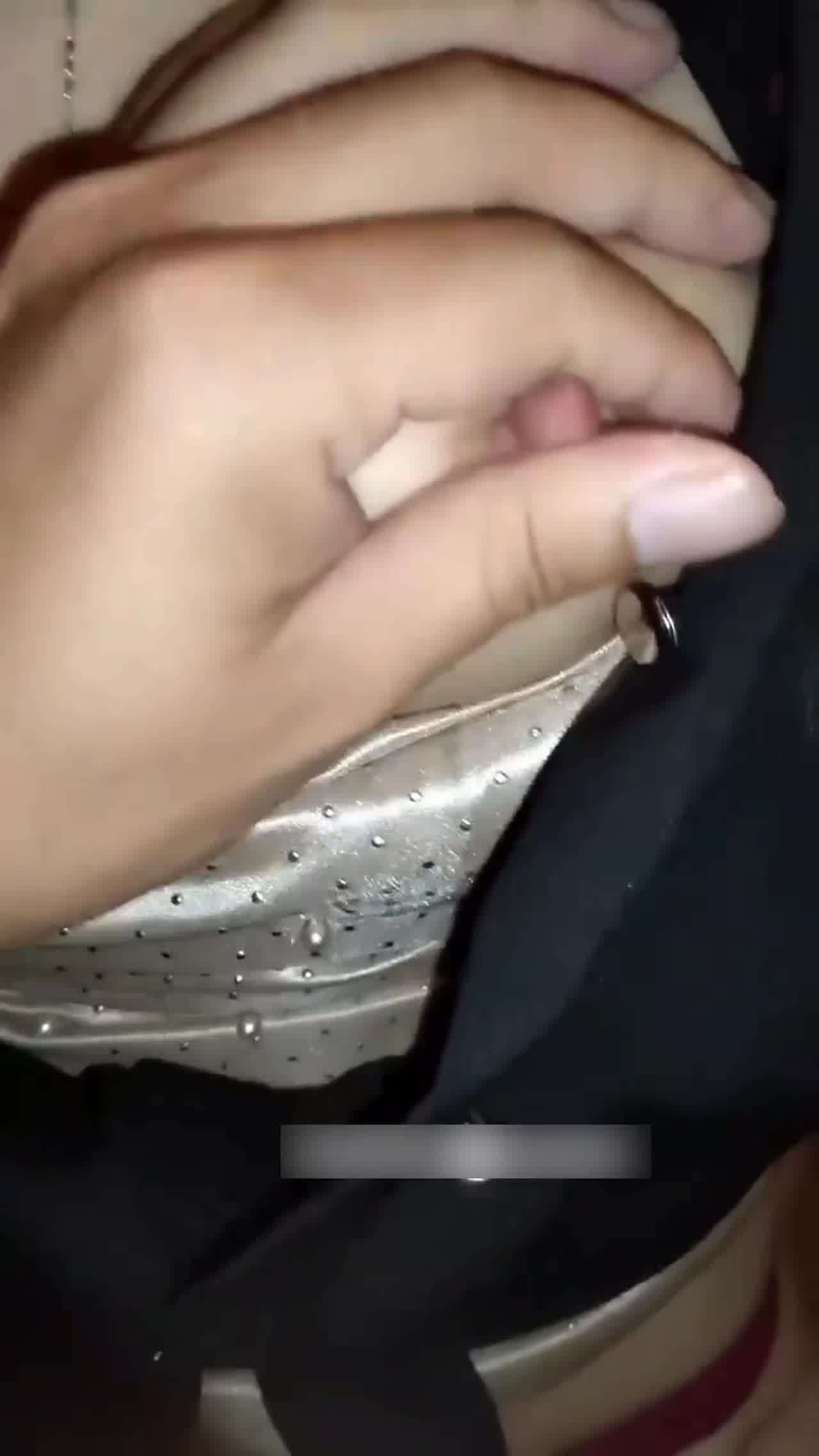  真实勾搭巨乳老板娘，穿着太性感，员工司机忍不住了，购物中心找厕所啪啪，老板娘尿完尿，过于紧张喘粗气的 的剧照3