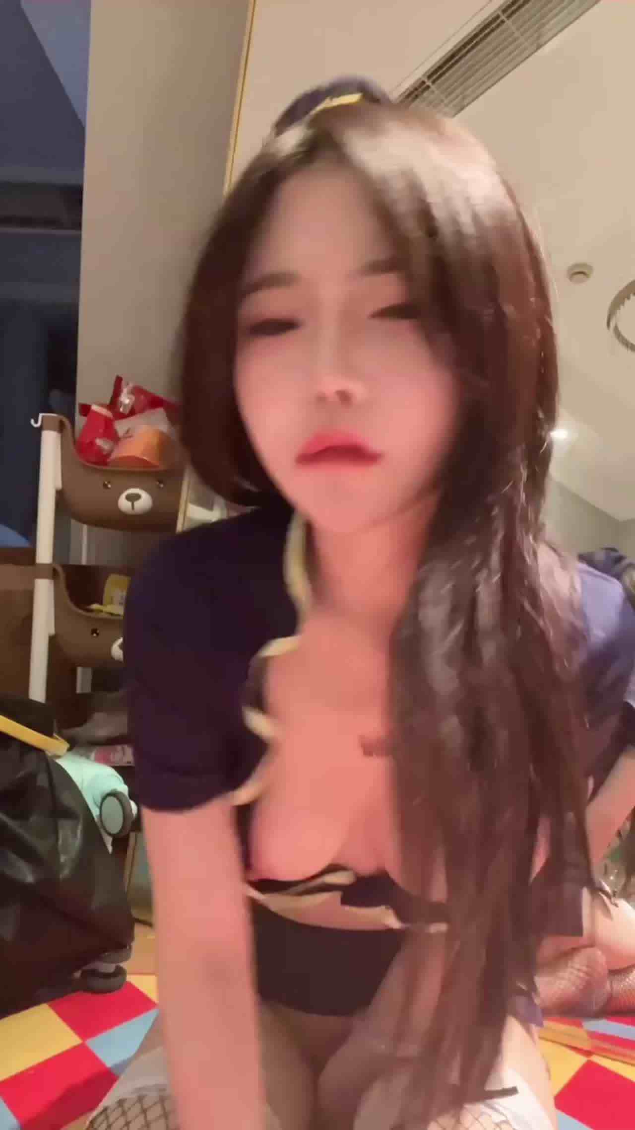  高颜露脸女神海军制服骚货对镜个人秀 的剧照7