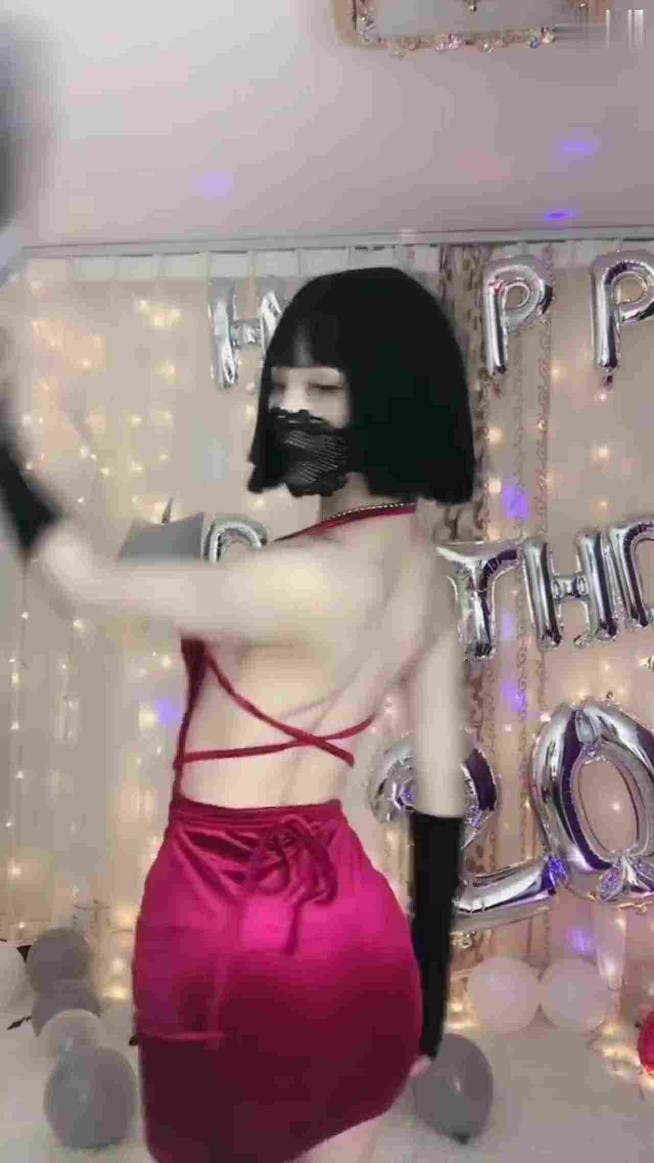  短发正妹诱惑视讯给寿星男友 的剧照6