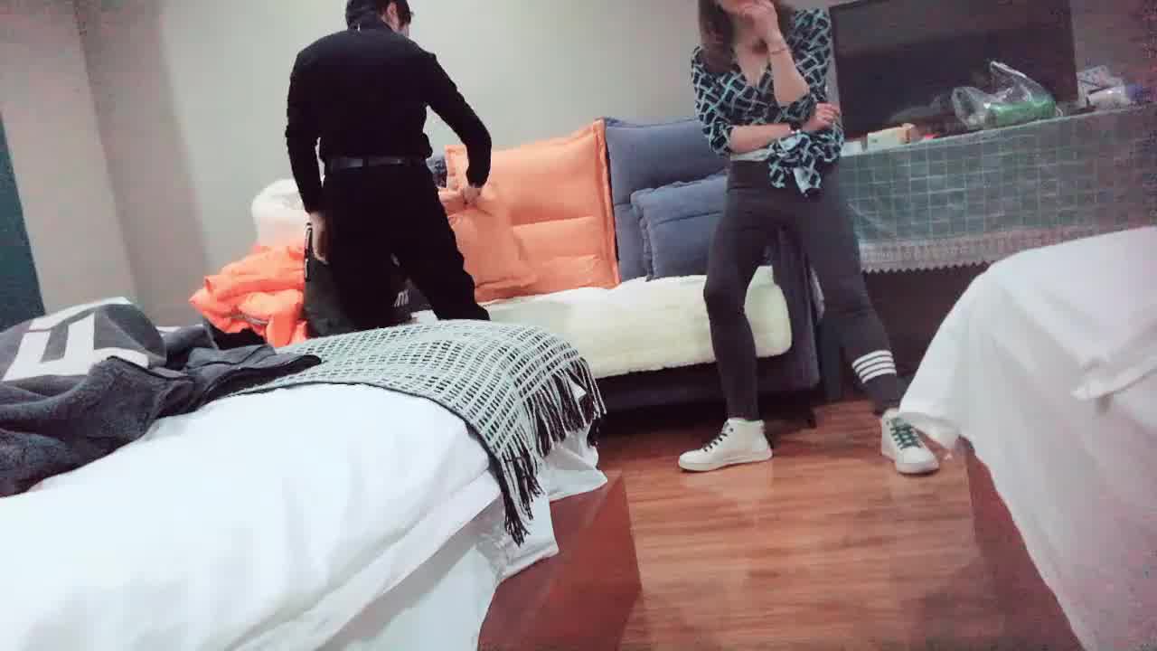  【极品少妇】妖娆风骚美人妻。两小伙忽悠少妇3P，前插后入爆草蹂躏，轮番上场好劲爆。怼着骚逼猛干。 的剧照5