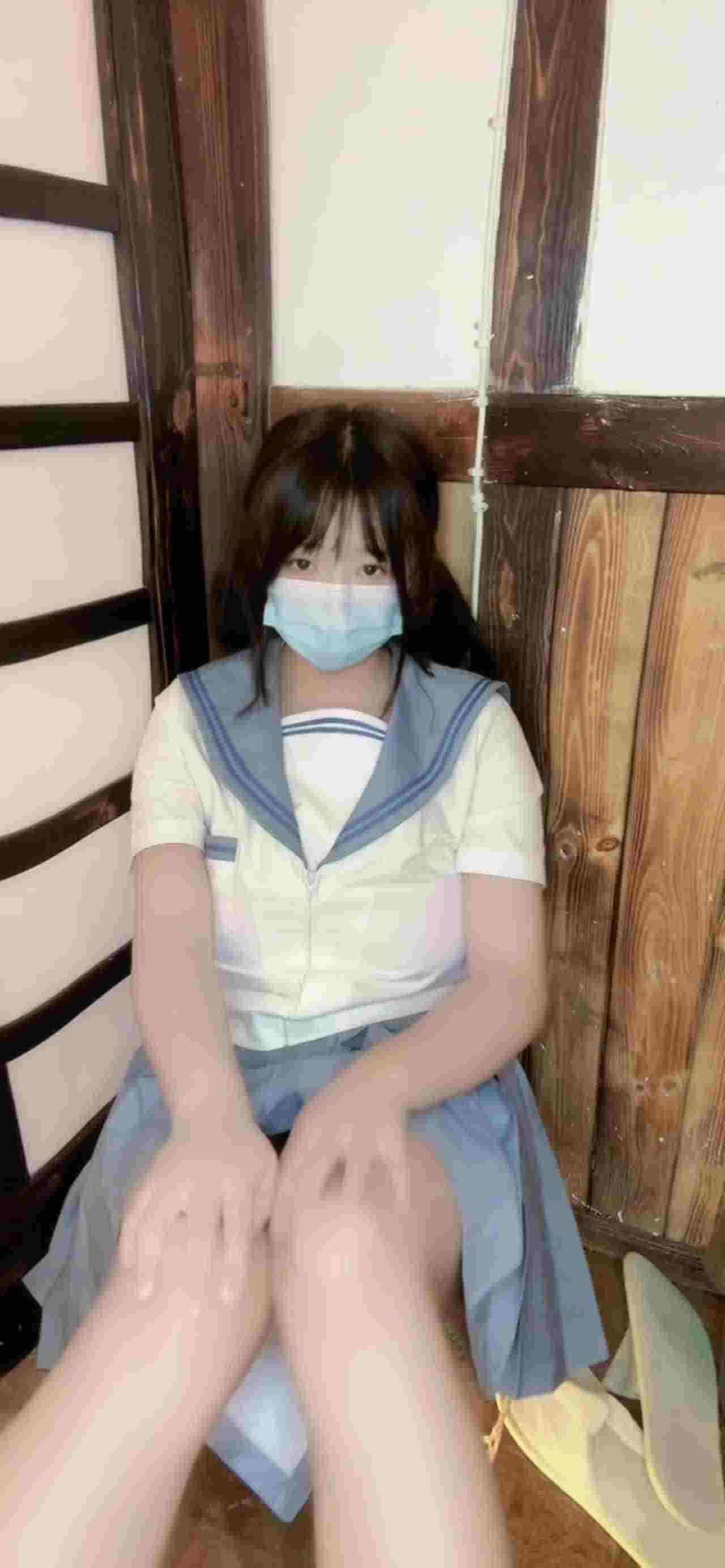  原创 樱桃 E奶学生妹垫上尿垫找个舒服的位置抠嫩穴 的剧照10