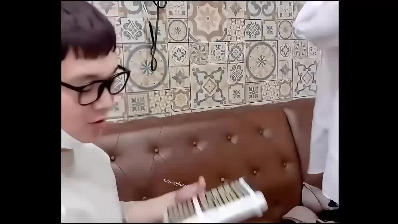  【稀有资源】富二代留学生[糜烂夜生活]有钱能使女脱衣拿到钱都膨胀了！ 的剧照7