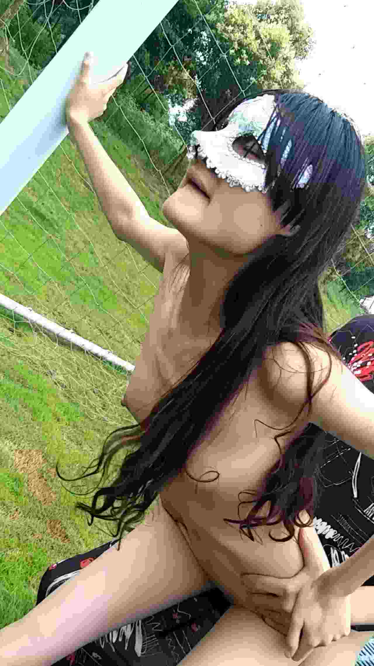  野外球场遭遇淫荡女变态鸡巴狩猎！ 的剧照1