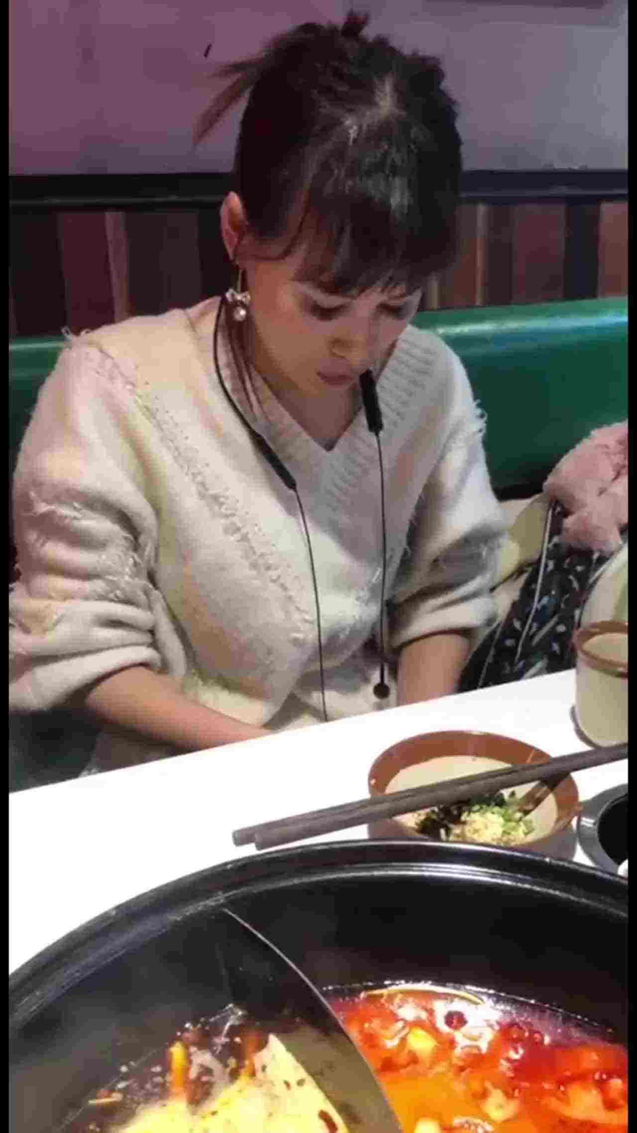  网上约的阿姨，如狼似虎的年纪，你女儿让不让我干，不让你干，我要干你女儿，我要干你爹，操爽了 的剧照1