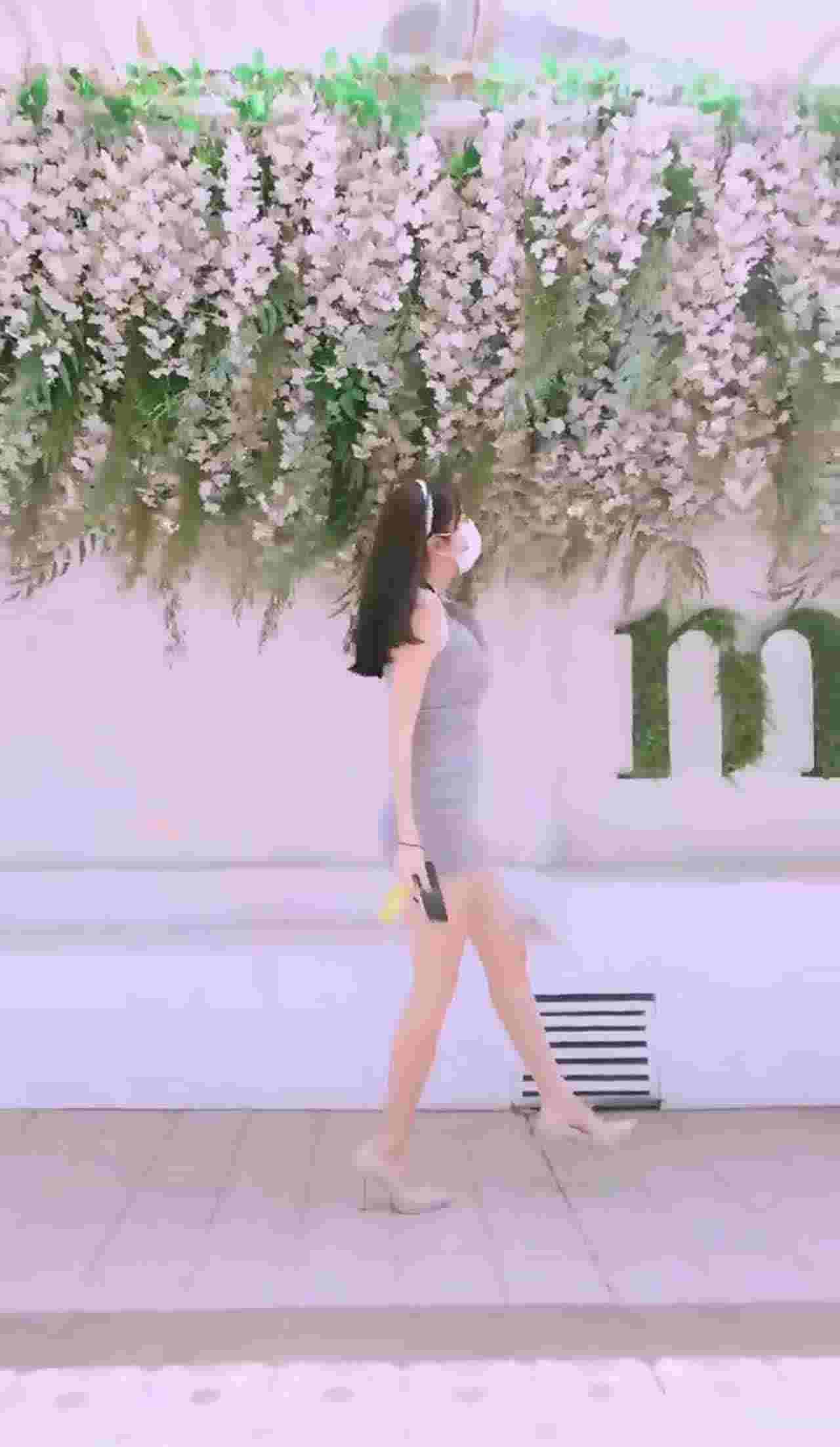  长腿女神户外微露出诱惑 的剧照7