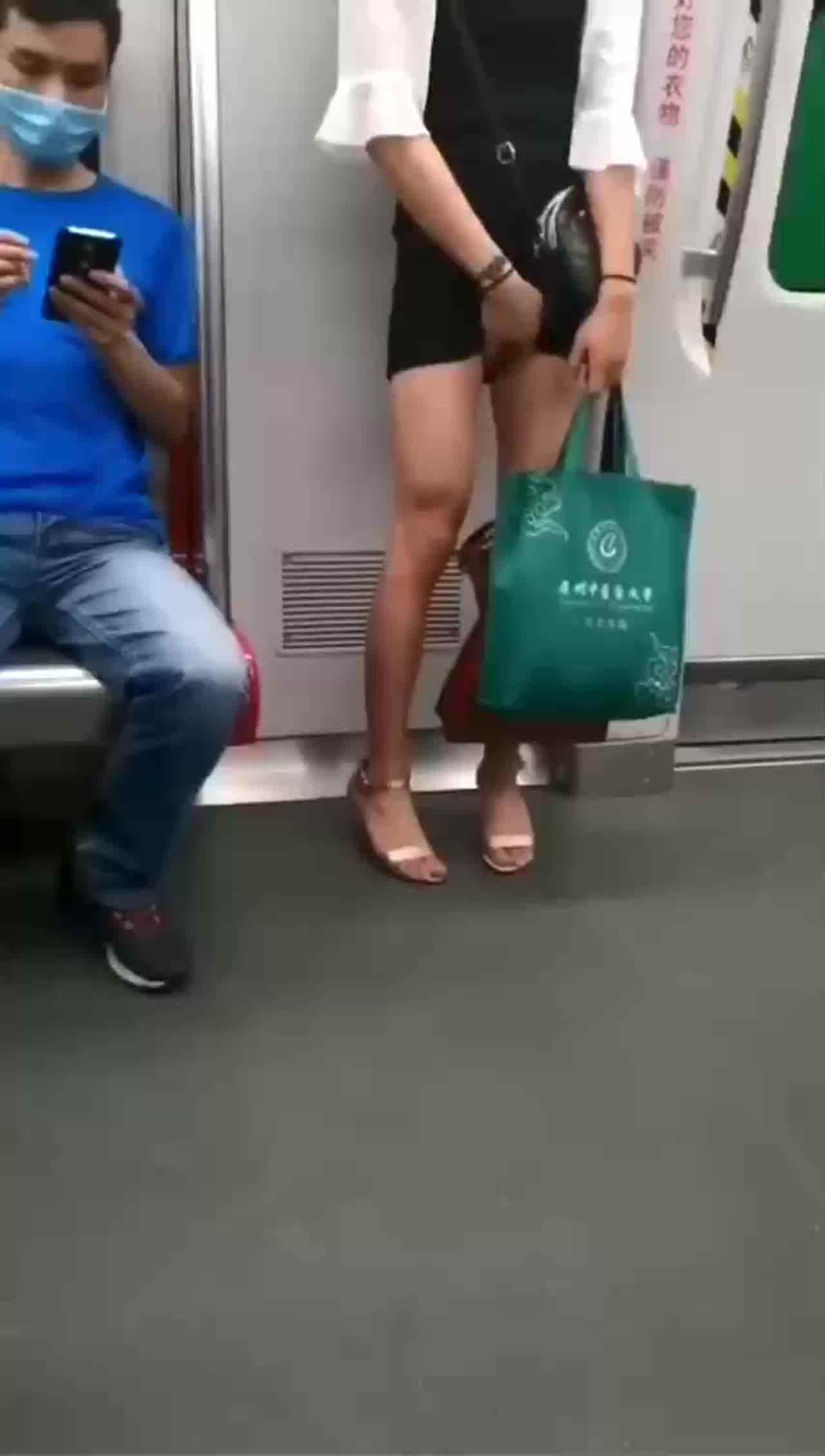  一女的在地铁自慰高潮 的剧照6