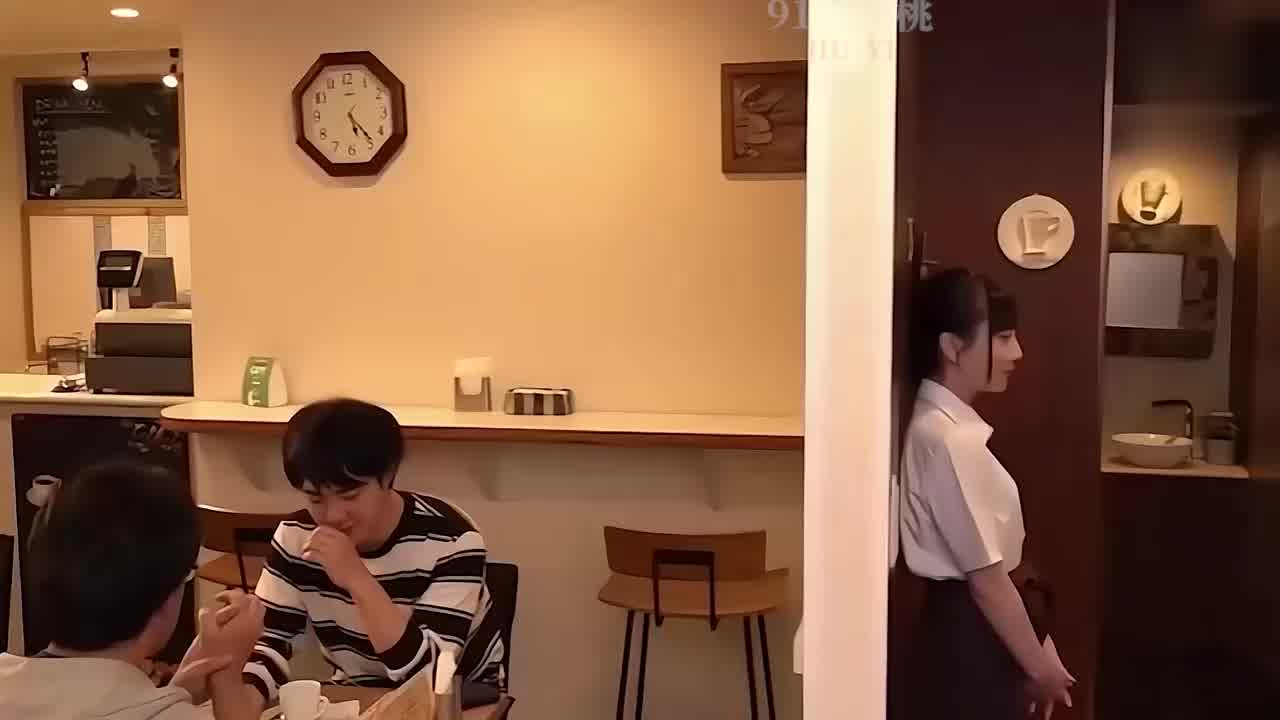  可爱高颜值反差女，强吻墙上老板儿子 的剧照2