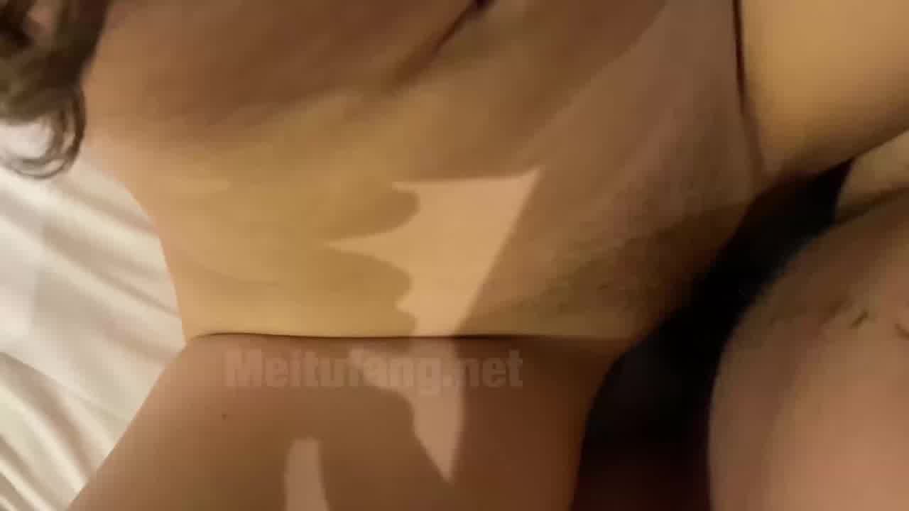  约泡大神南橘 玩弄可爱大学生 的剧照3