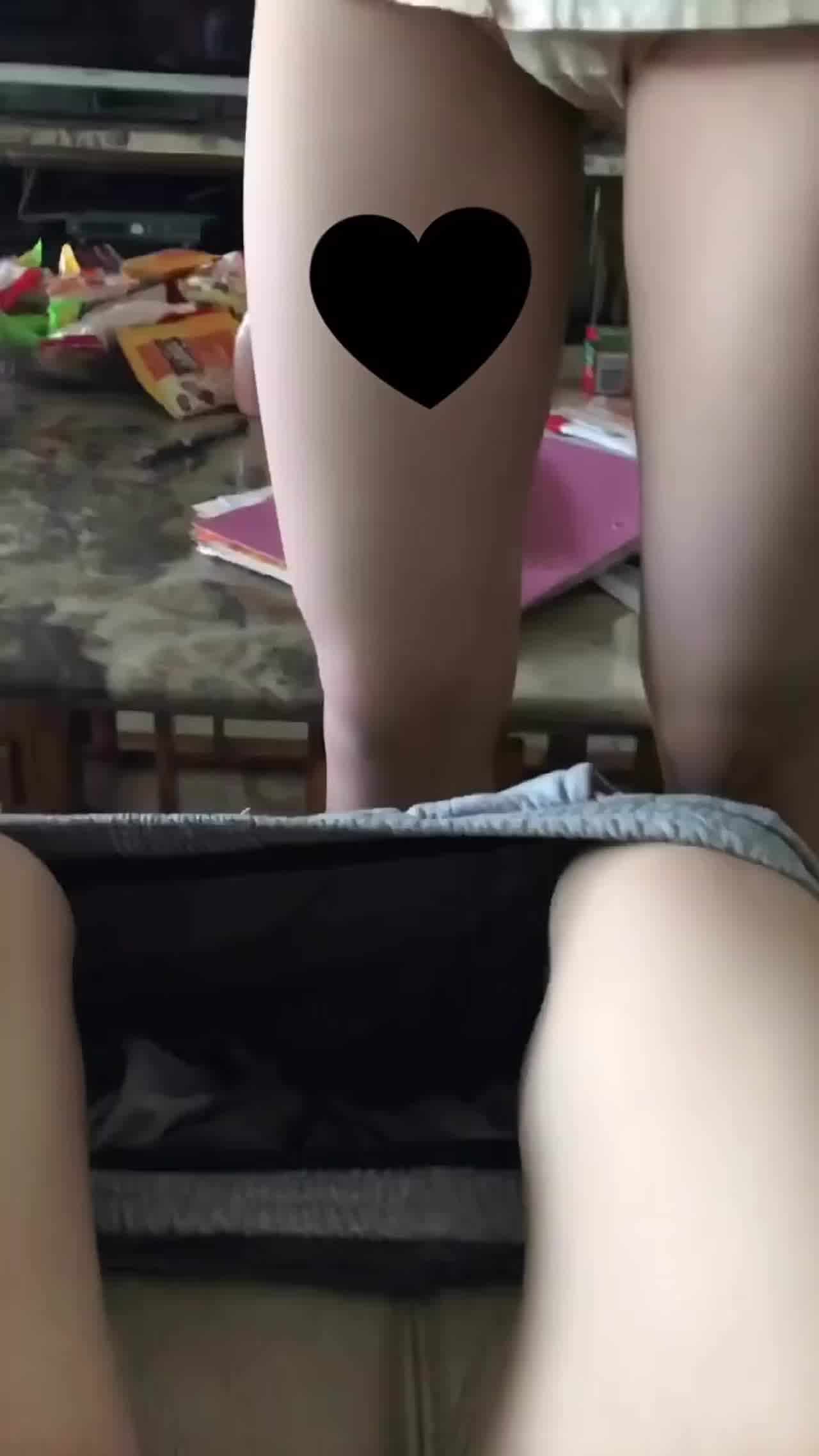  【真实兄妹乱伦】戴眼镜的妹妹好反差，上网课还穿制服白丝，看黄片学新姿势赶紧让哥哥配合试下！ 的剧照6