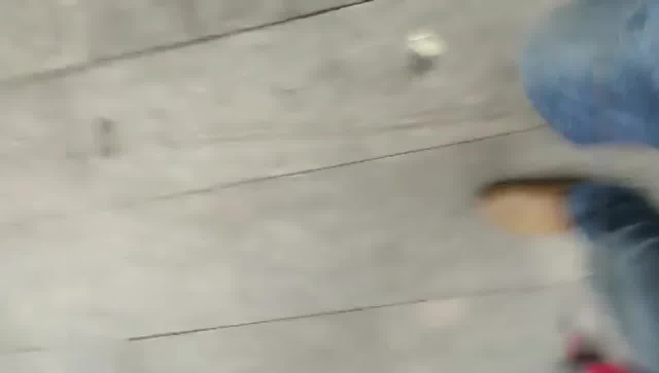  【城中村小超市】老板娘接私活，这服务太刺激了，暴力抽插骚穴，尽情输出啪啪猛操。少妇爽懵了！ 的剧照6