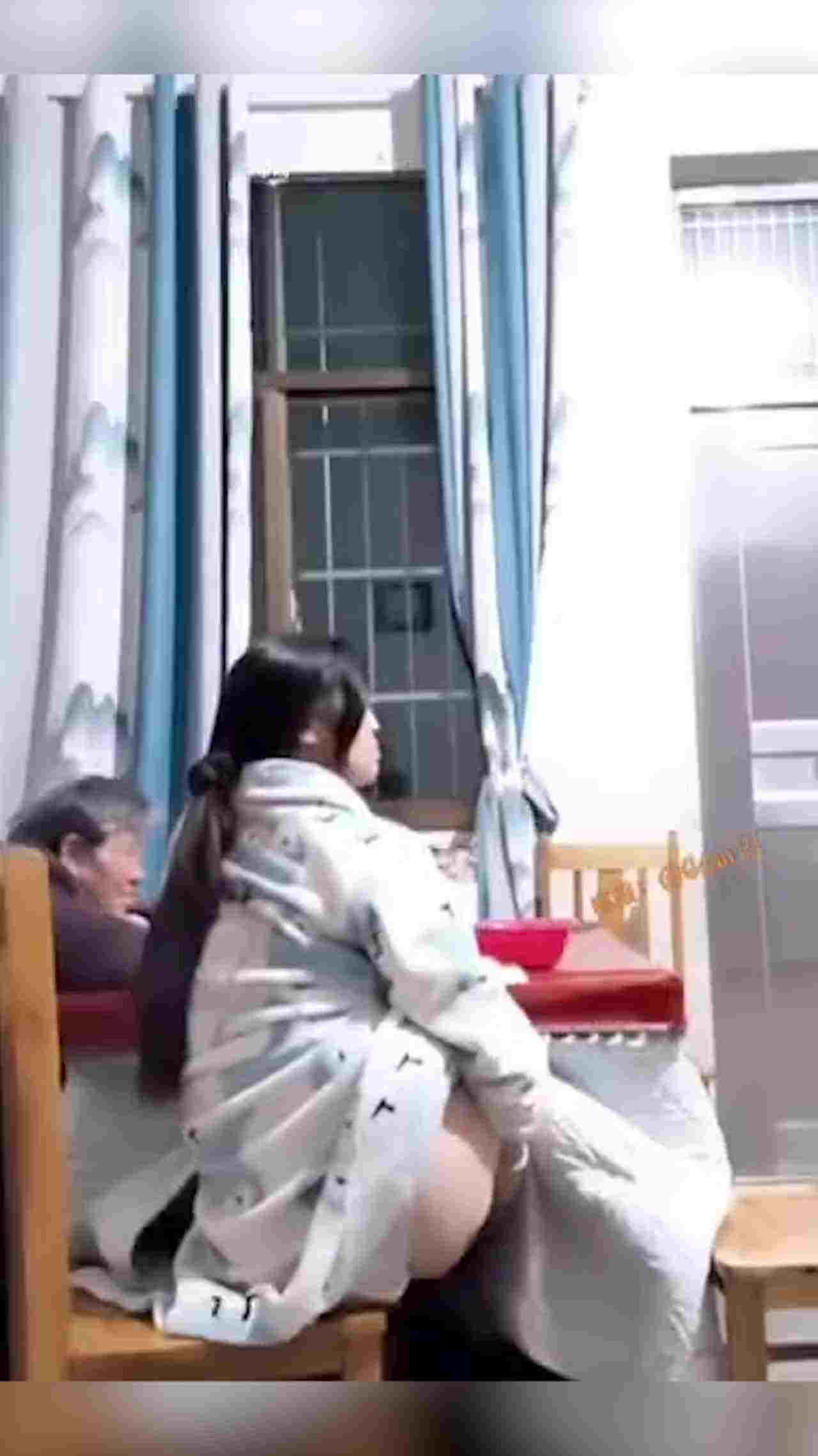  陪老妈看电视嗑瓜子 还摇起屁股用自慰器插逼 拔出来再插进去 贱母狗一条 的剧照2