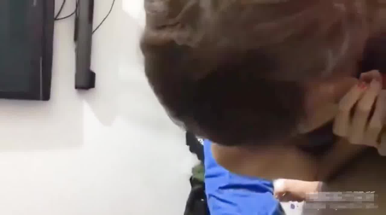  新加坡美姐门事件遭出卖“啪啪啪影片” 全程敬业深深含着 的剧照3