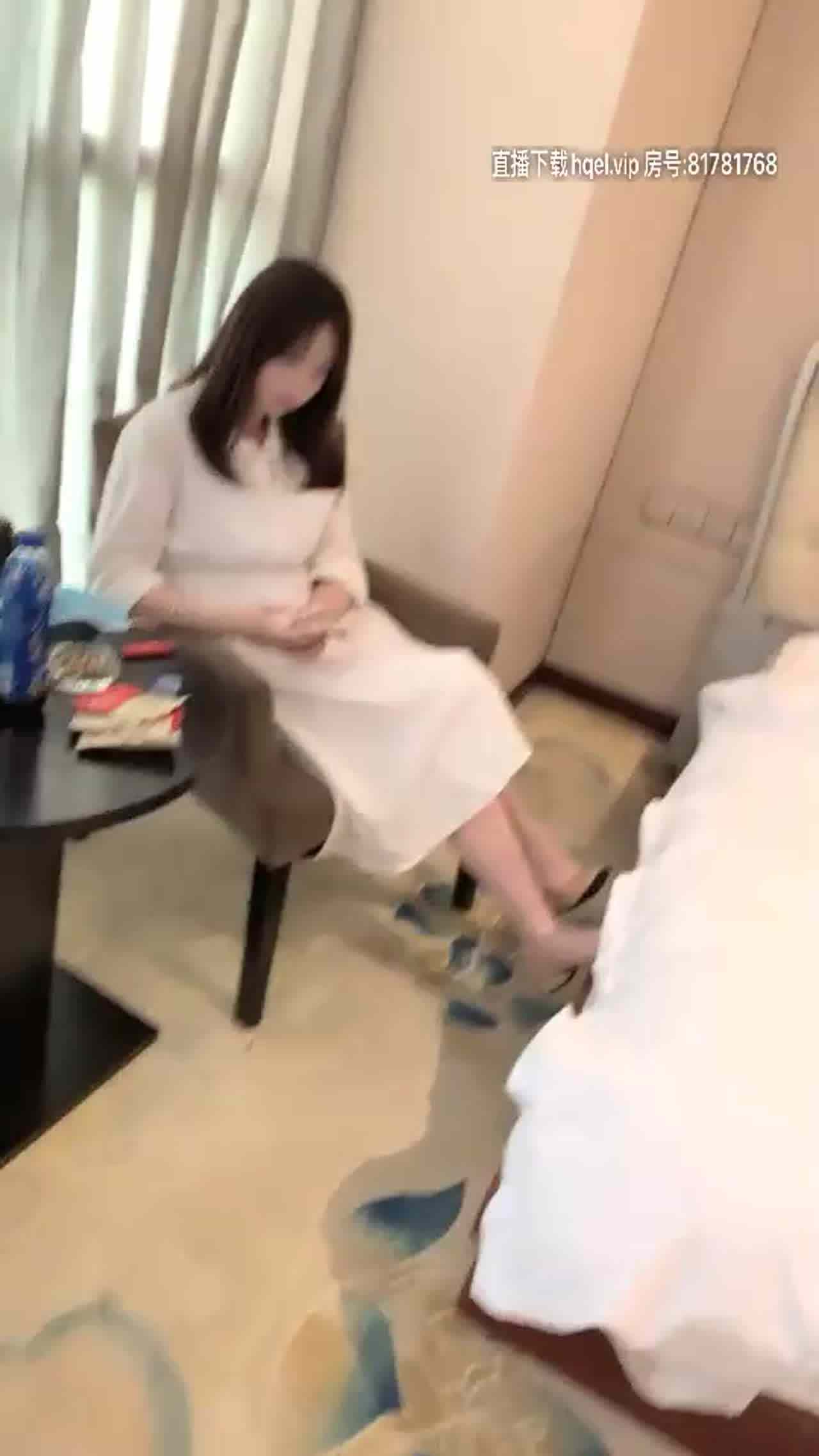  火辣身材甜美D罩杯妹子酒店3P轮流啪啪（一） 的剧照1