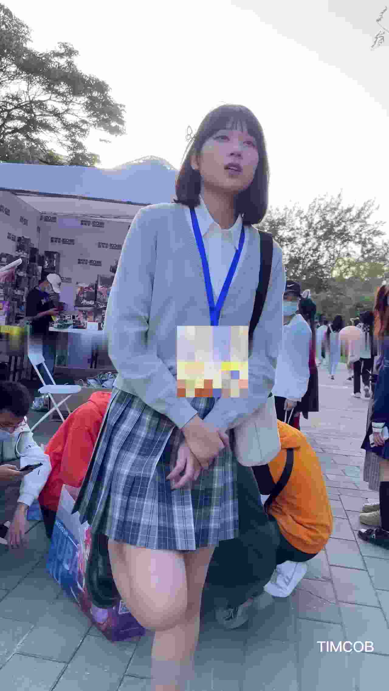  偷拍 展览会偷拍打工女学生的裙底风光 的剧照9