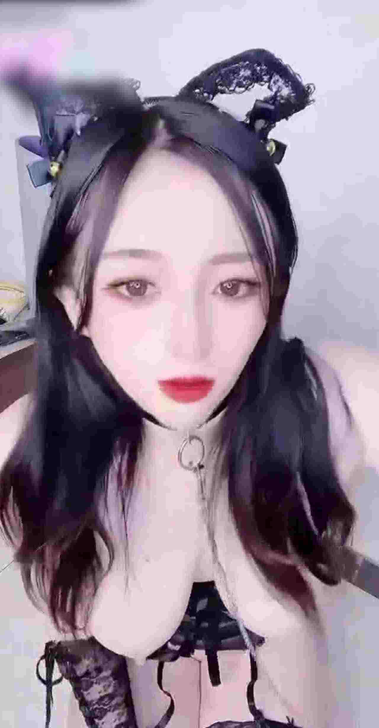  榨汁夏 肏爆性感主播的逼精华 的剧照9