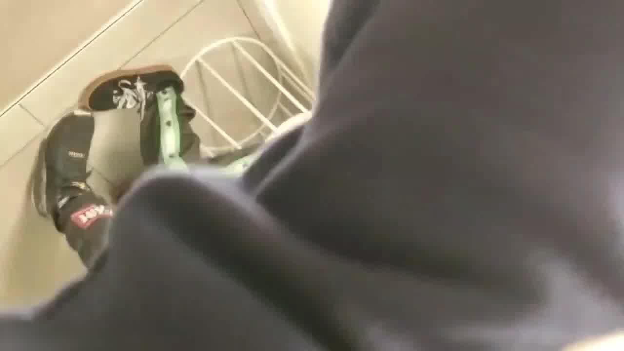  偷偷摸摸在厕所的中学生情侣大胆不怕被发现 的剧照6