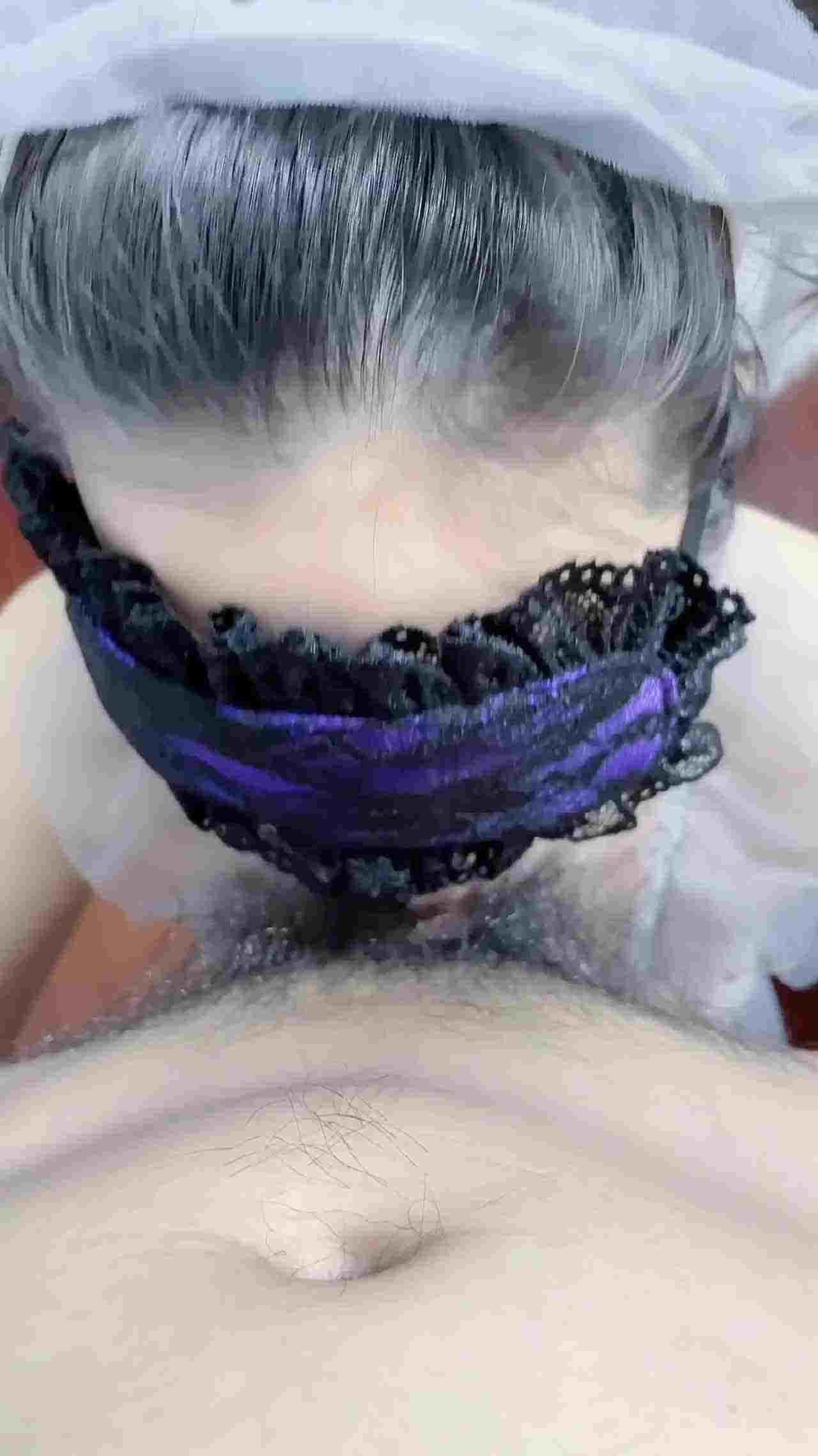  柜姐人妻跪在地上乖乖吃鸡 的剧照10