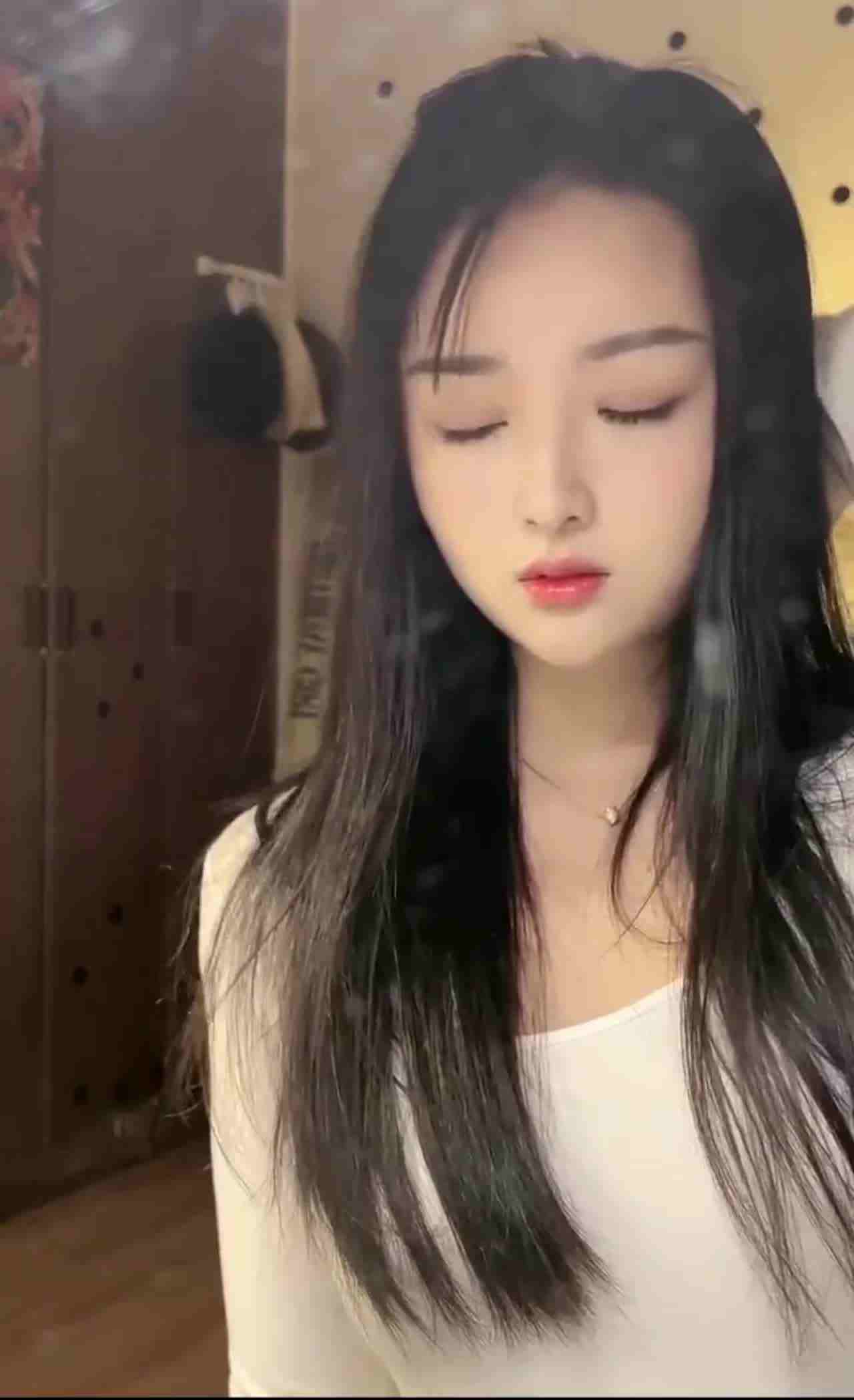  清纯女神自慰自拍流出 狂抠可口白虎粉嫩鲍 的剧照9