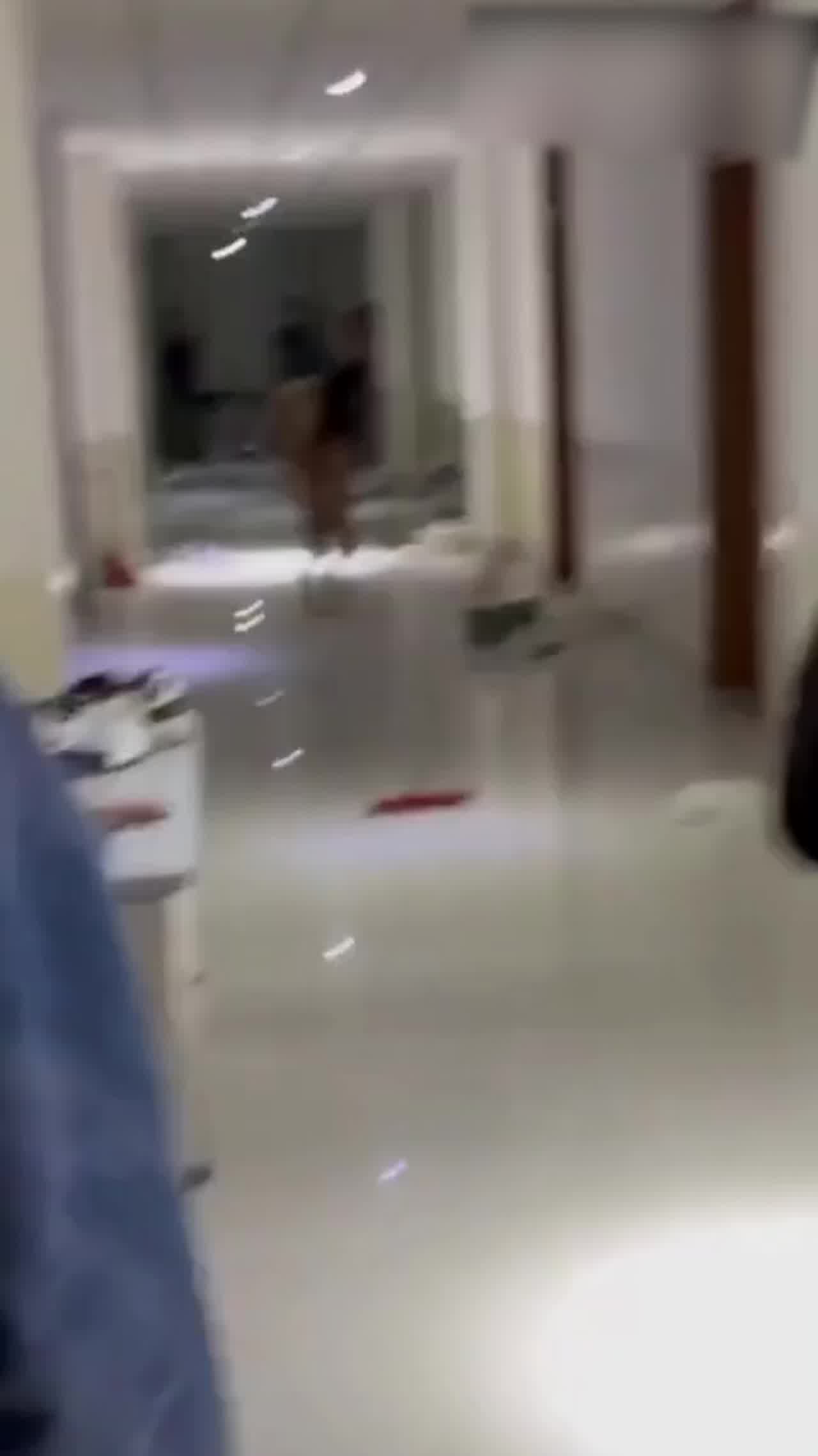  吃瓜爆料，女生分手受刺激裸体炮男生宿舍打砸 的剧照3